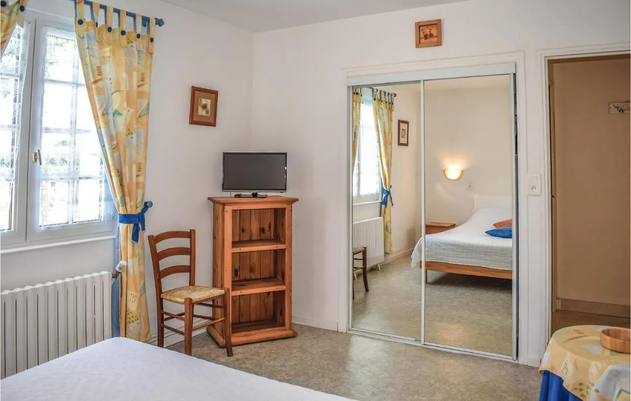 Hébergement de vacances Cozy Home In Yvias With Indoor Swimming Pool France