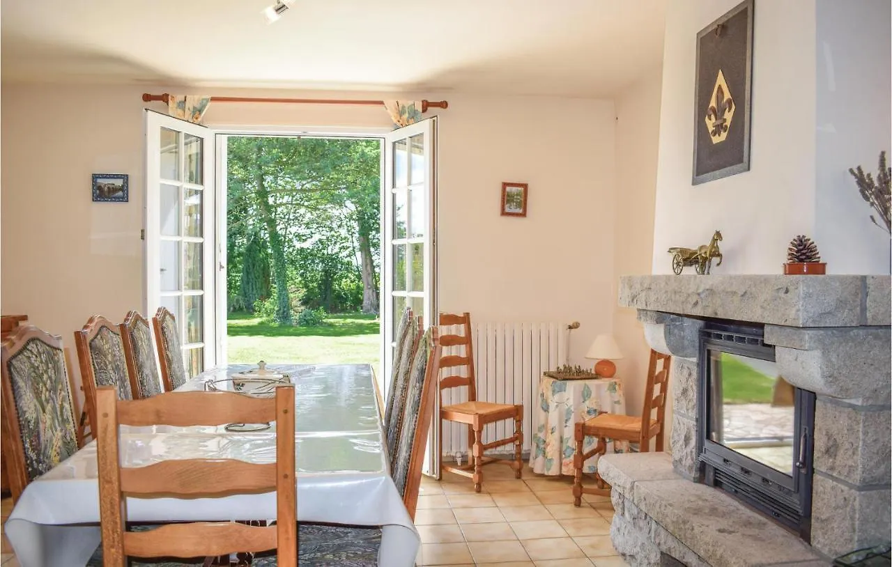 Hébergement de vacances Cozy Home In Yvias With Indoor Swimming Pool France